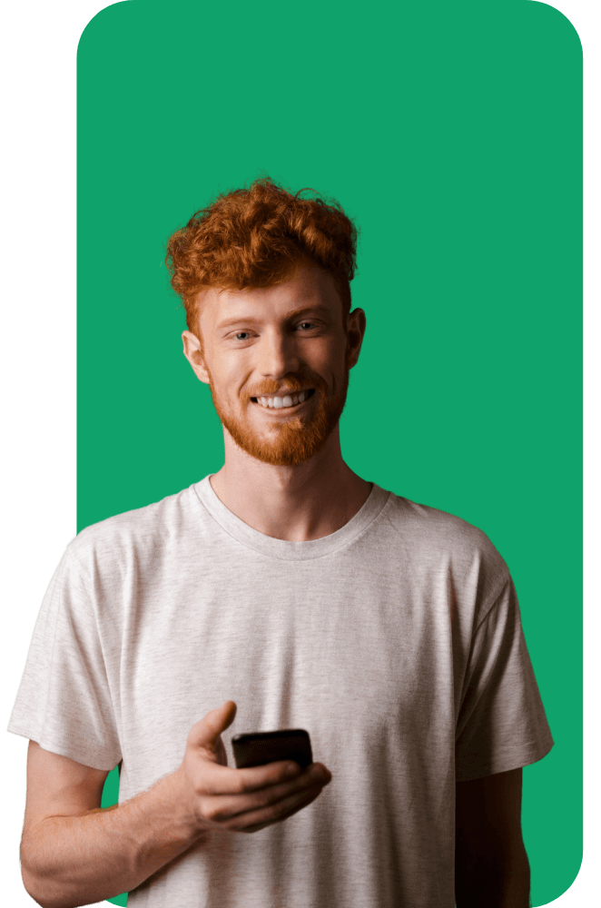 Smilende frilanser med mobiltelefon